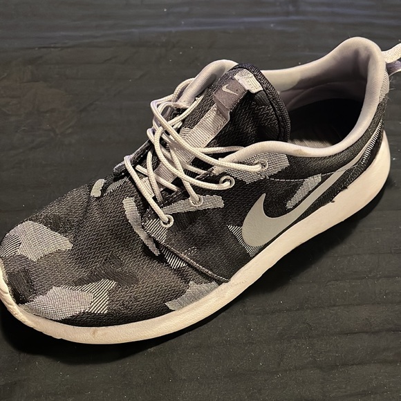 Women’s Nike Roshe One Jacquard Print - Size 11 - Picture 3 of 13